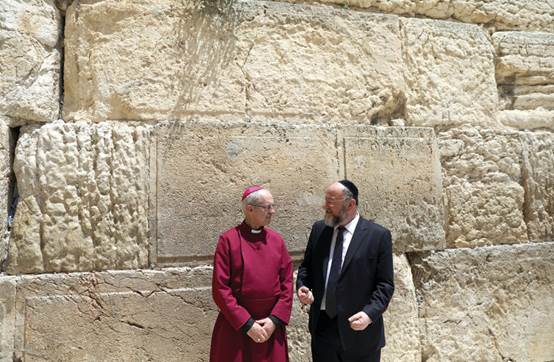 Archbishop of Canterbury Justin Welby and Britains Chief Rabbi Ephraim Mirvis visit the Western Wall on May 3, 2017 (photo credit: RONEN ZVULUN / REUTERS)