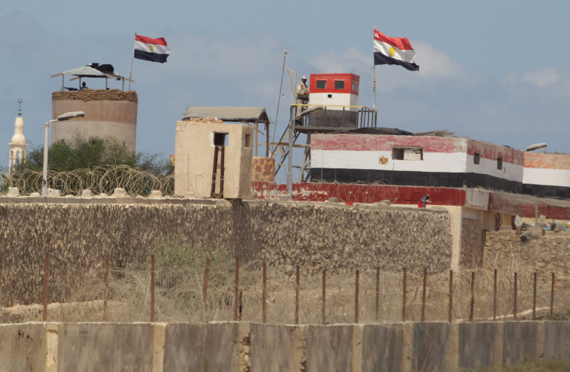  An Egyptian soldier stands guard on the border between Egypt and southern Gaza Strip September 8, 2013.  (credit: IBRAHEEM ABU MUSTAFA/REUTERS)